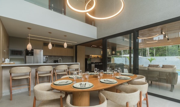 Una cocina moderna con zona de comedor.