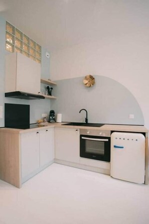 A compact kitchen with a microwave, oven, and dishwasher. - Georges' workshop - 152 (Périgueux)