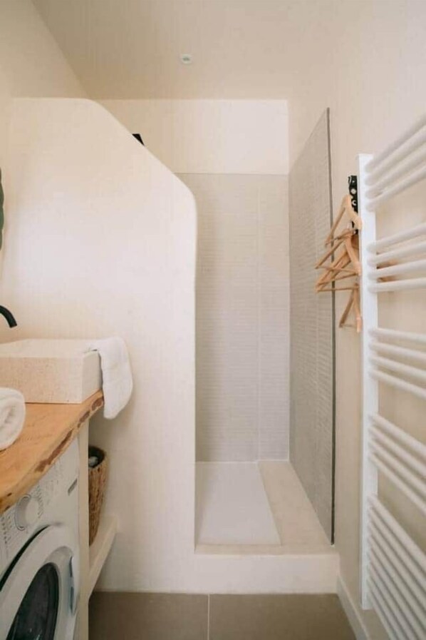 Full bathroom image 5