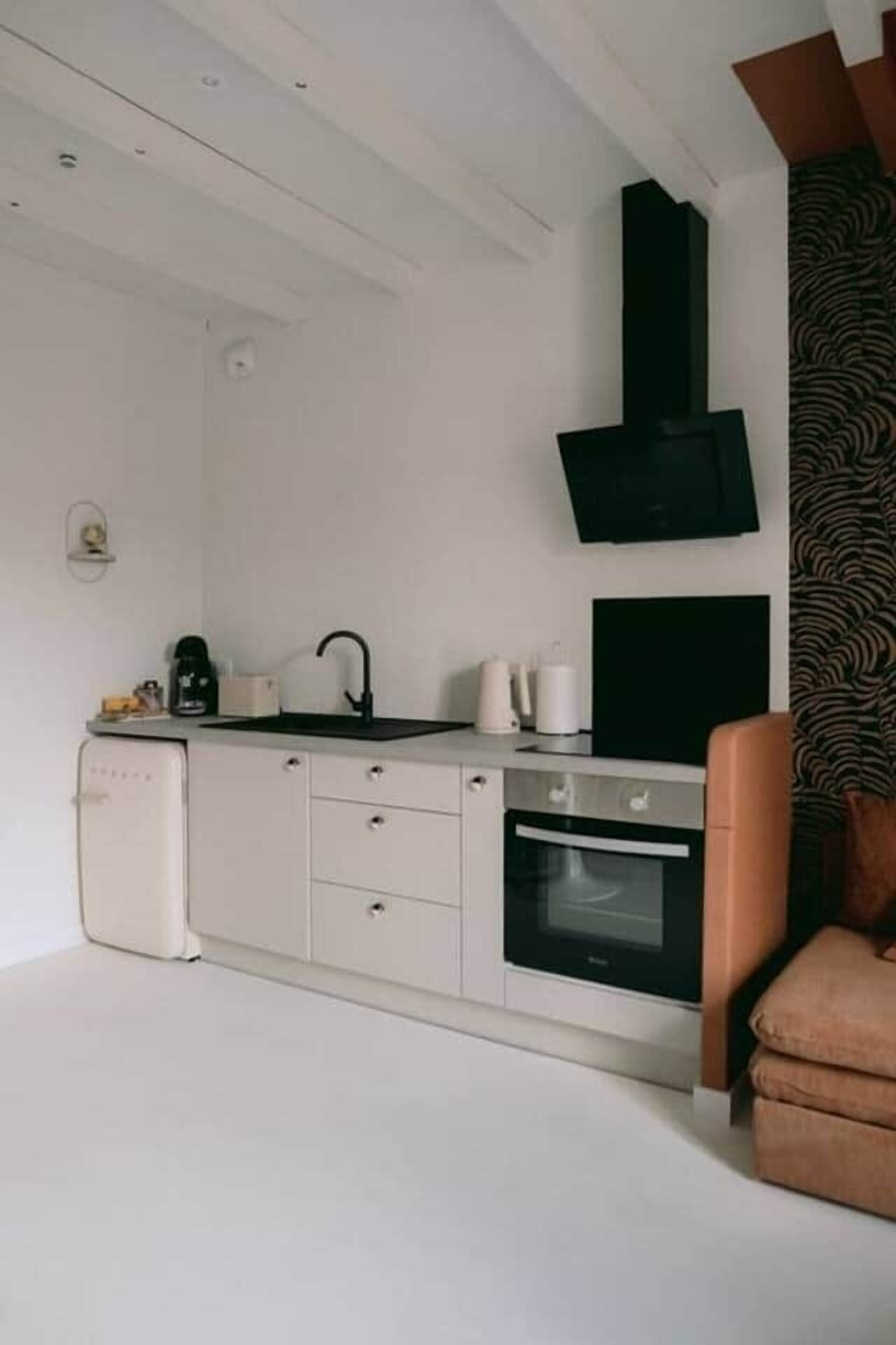Een koelkast, een microgolfoven, een oven, een kookplaat