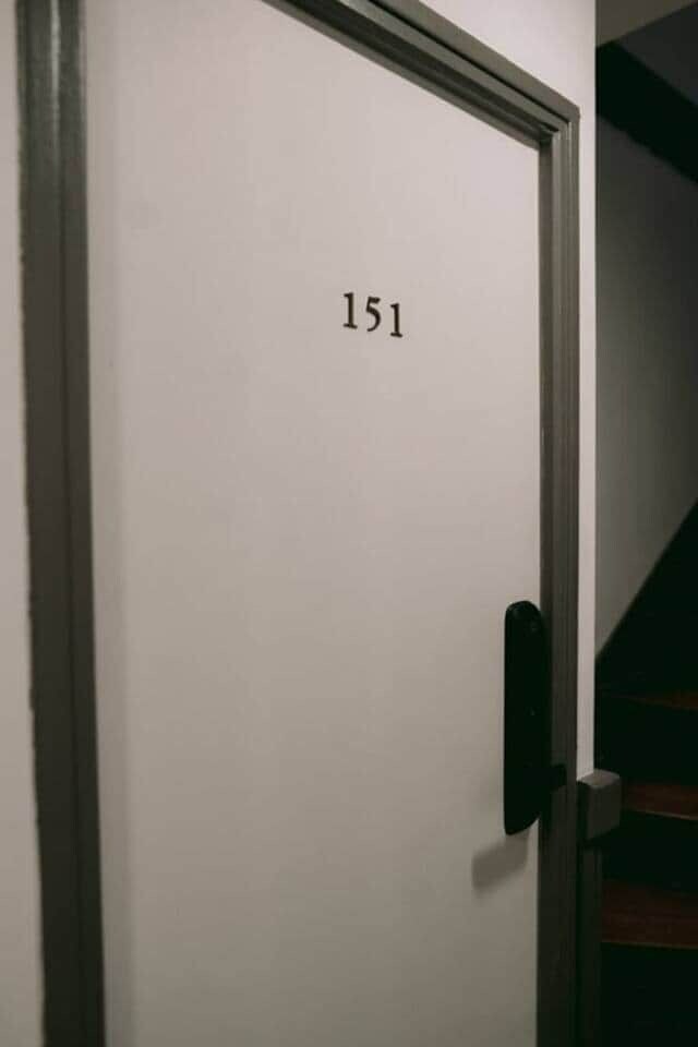 Une porte portant le numéro 151.