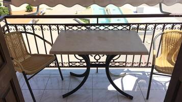 Vierbettzimmer, Balkon, Stadtblick | Speisen im Freien