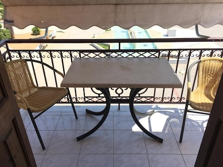 Restaurante al aire libre. Argo apartments near Nafplio