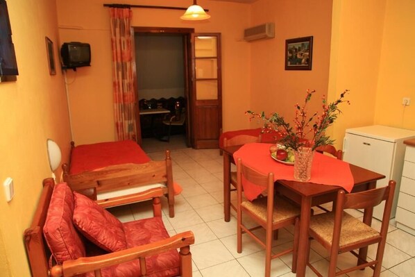 Blackout drapes, free WiFi