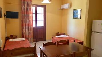 Vierbettzimmer, Balkon, Stadtblick | Verdunkelungsvorhänge, kostenloses WLAN