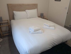 2 bedrooms, free WiFi, bed sheets - Ashland - 2 bedrooms with decking sleeps 4 (Hastings)