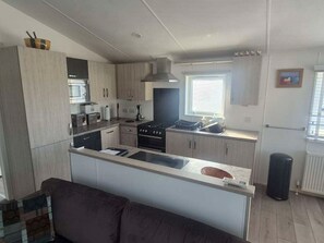 Køleskab, mikrobølgeovn, ovn, kogeplade