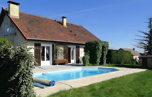 Unclassified image, 2 of 10, button - Guest Room "Chez Pierre et Jocelyne" with Shared Pool, Wi-Fi, and Air Conditioning (Vitry-la-Ville)