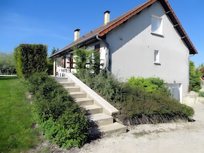 Unclassified image, 4 of 10, button - Guest Room "Chez Pierre et Jocelyne" with Shared Pool, Wi-Fi, and Air Conditioning (Vitry-la-Ville)