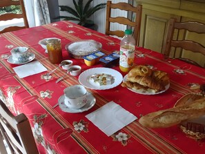 Unclassified image, 5 of 10, button - Guest Room "Chez Pierre et Jocelyne" with Shared Pool, Wi-Fi, and Air Conditioning (Vitry-la-Ville)