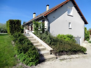 Exterior - Guest Room "Chez Pierre et Jocelyne" with Shared Pool, Wi-Fi, and Air Conditioning (Vitry-la-Ville)