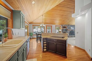 Fridge, microwave, oven, stovetop - Quiet Sunriver Retreat with Access to Exclusive Golf (Sunriver)