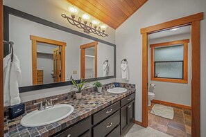 Sèche-cheveux, serviettes fournies