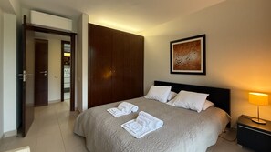 2 Schlafzimmer, Zimmersafe, Bügeleisen/Bügelbrett, WLAN