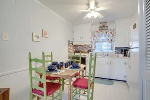 Dining - Walk to Boardwalk & Bay – 2BD, 1BA - Sleeps 6 (Ocean City)