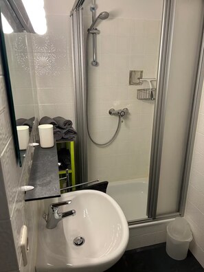 Shower, hair dryer, towels, soap - Panorama Haus - Apartment Pfänder / vacation apartment in the Allgäu / Lake Constance district (Wangen im Allgäu)