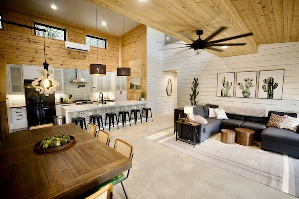 TV - Shangri-La, a spacious retreat at Wanderin’ Star Farms (Dripping Springs)