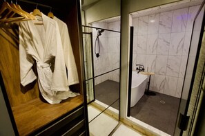 Hair dryer, towels - Shangri-La, a spacious retreat at Wanderin’ Star Farms (Dripping Springs)