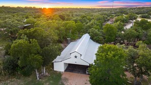 Exterior - Yurt in the trees w TX stars & Pickleball (Dripping Springs)