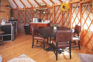 Dining - Yurt in the trees w TX stars & Pickleball (Dripping Springs)