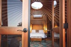 Room - Yurt in the trees w TX stars & Pickleball (Dripping Springs)