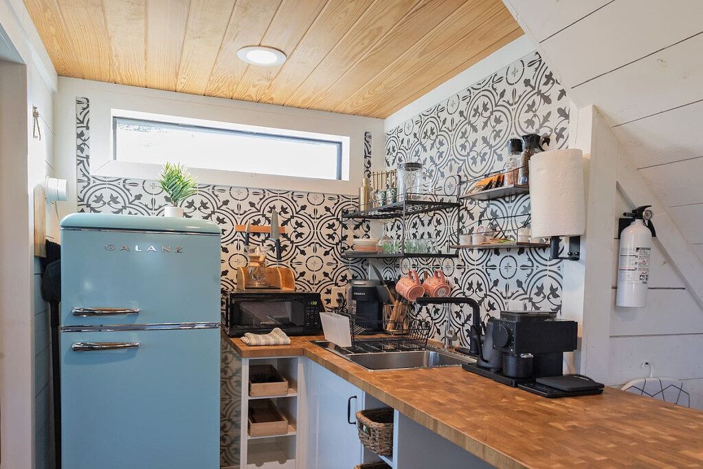 Réfrigérateur, micro-ondes, cafetière/bouilloire, grille-pain