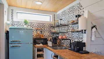 Réfrigérateur, micro-ondes, cafetière/bouilloire, grille-pain