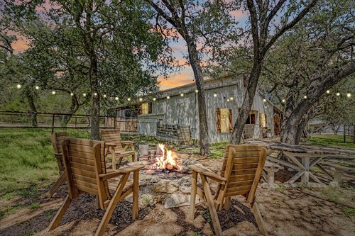 Live Oak Lodge ↠ Rustic Barndo w Dog (or Kid) Run, Pickleball
