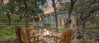 Live Oak Lodge ↠ Rustic Barndo w Dog (or Kid) Run, Pickleball