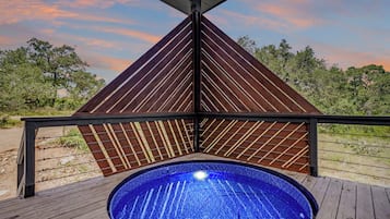 Bañera de hidromasaje al aire libre
