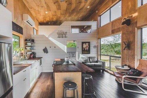 Driftwood ↠ Hill Country cabin w Loft & Light & Pickleball