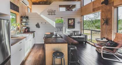 Driftwood ↠ Hill Country cabin w Loft & Light & Pickleball