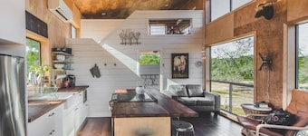 Driftwood ↠ Hill Country cabin w Loft & Light & Pickleball