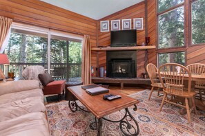 TV, fireplace - Ski Access SS7B Retreat Pet Friendly (Brian Head)