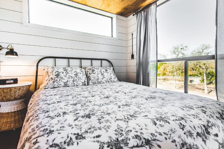 Cedar Hollow Hill Country Cabin W/ Loft & Light & Pickleball - Dripping Springs, TX