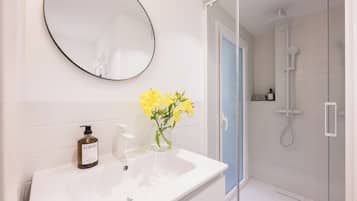 Superior Apartment | Bathroom | Shower, hair dryer, towels, soap