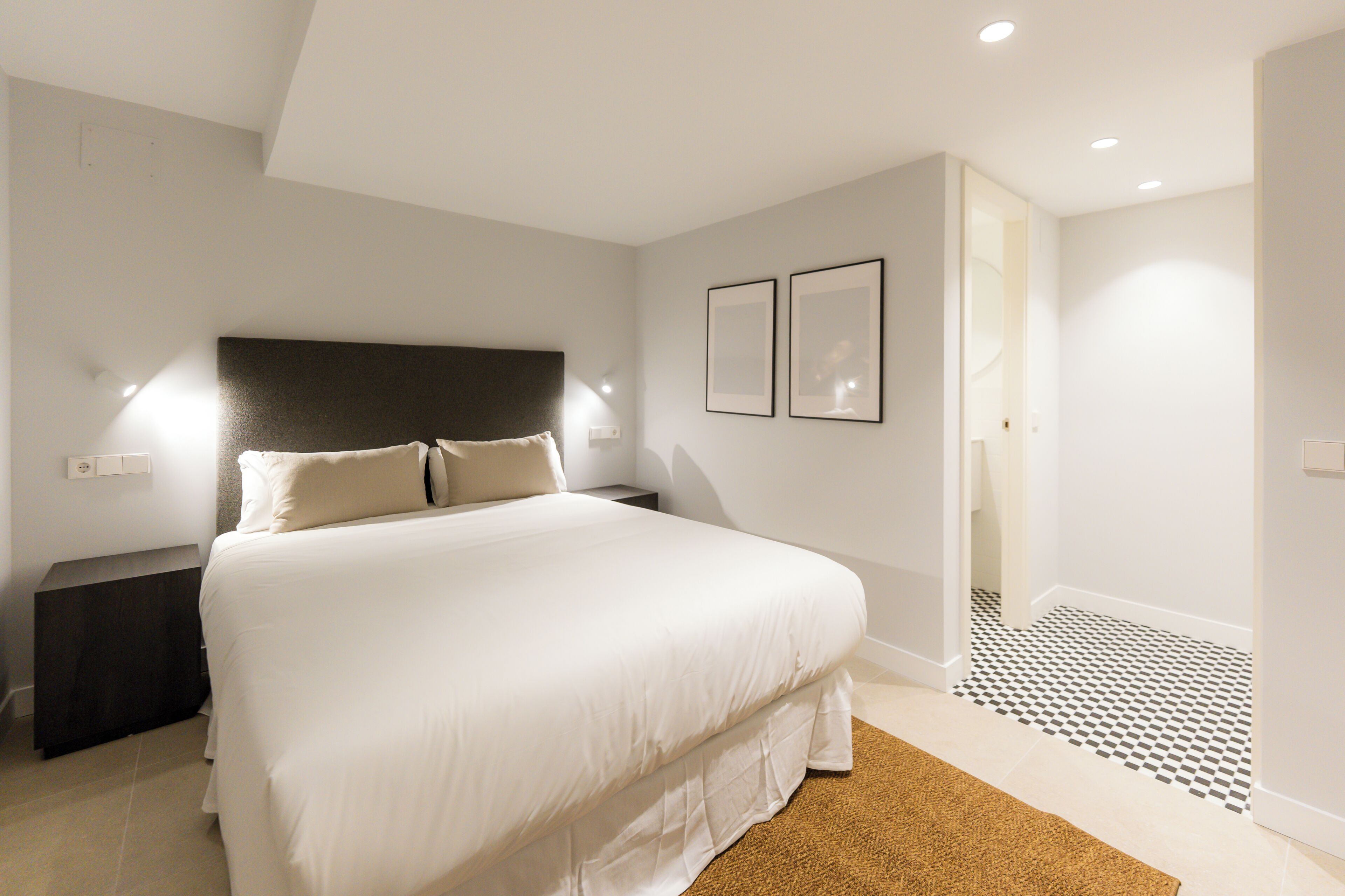 Espacio para trabajar con laptop y tabla de planchar con plancha 