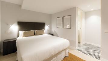 Espacio para trabajar con laptop y tabla de planchar con plancha