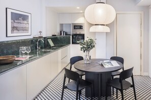 Refrigerador con freezer, horno, placa de cocina, lavavajillas