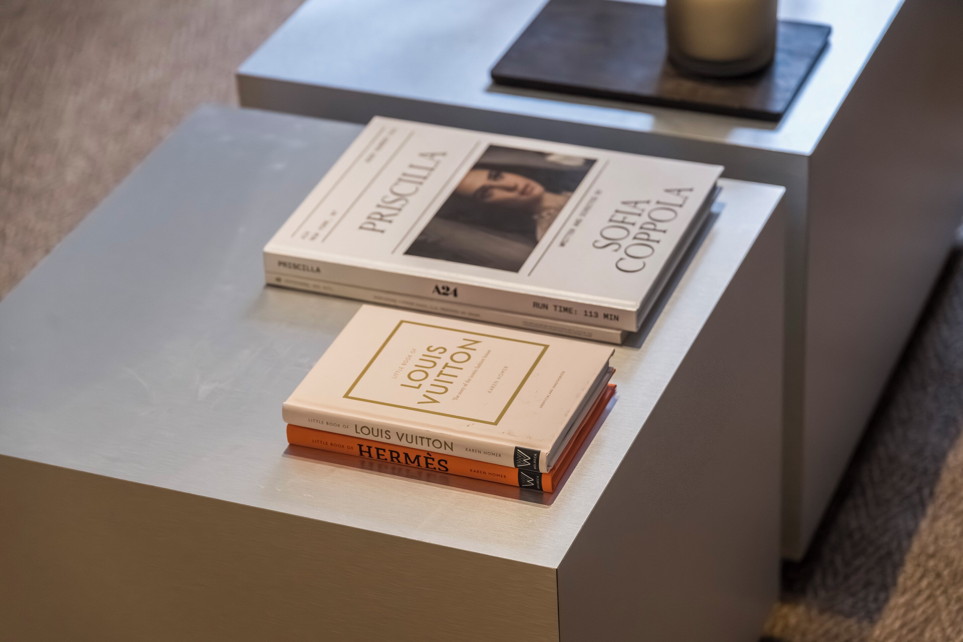 Una pila de libros sobre una mesa.