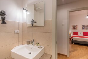 Superior Apartment | Bathroom | Shower, hair dryer, towels, soap - U Genova (Genoa)