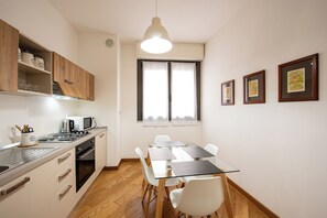 Deluxe Apartment | Private kitchen | Fridge, microwave, oven, stovetop