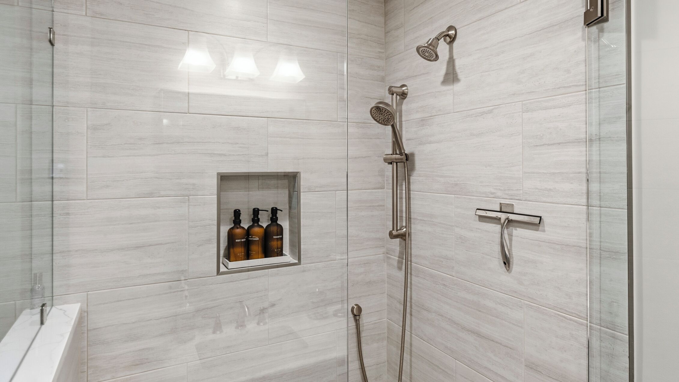 Een douche, een haardroger, handdoeken, zeep