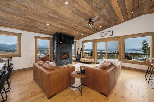Luxury 4 bedroom home, lake views, private hot tub