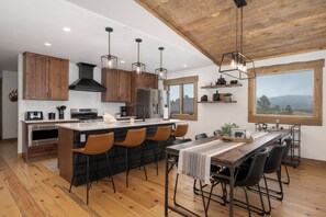 Fridge, microwave, oven, stovetop - Luxury 4 bedroom home, lake views, private hot tub (Grand Lake)