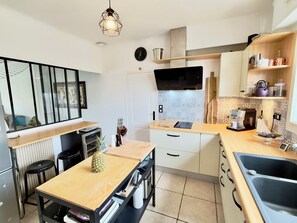 Private kitchen - Spacious 6-bedroom villa in Boucau with heated pool, private spa & outside bar. (Boucau)