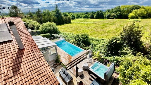 Spacious 6-bedroom villa in Boucau with heated pool, private spa & outside bar.