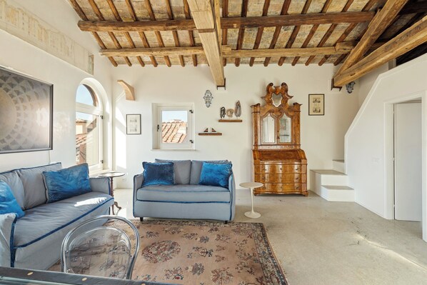 Unclassified image, 1 of 12, button