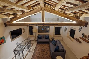 Unclassified image, 5 of 12, button