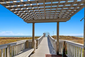 Property grounds - Beach Front in Perdido Key, Pool, Hot tub, Balcony (Pensacola)